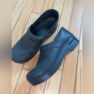 Black Dansko Clogs, Womens Size 39 (lightly used)